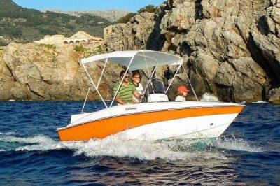 paseando en barcos sin licencia